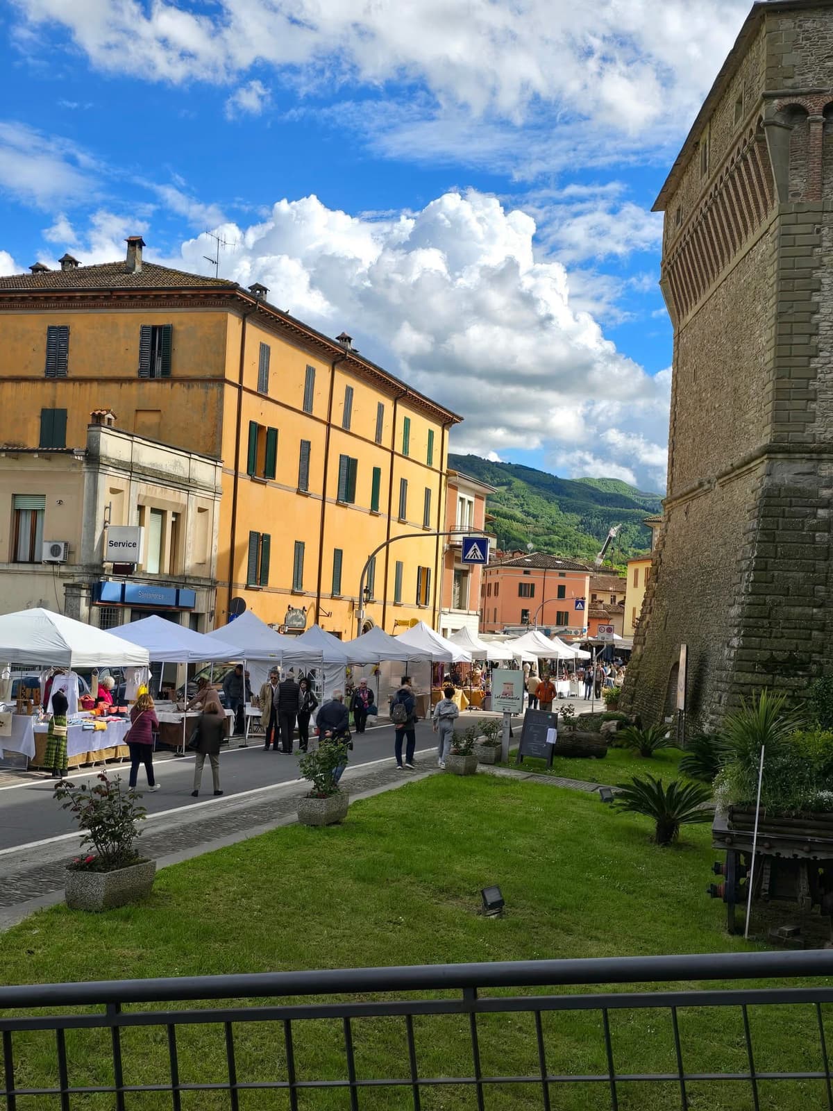 Vista panoramica del mercato dal Palazzo Alidosi