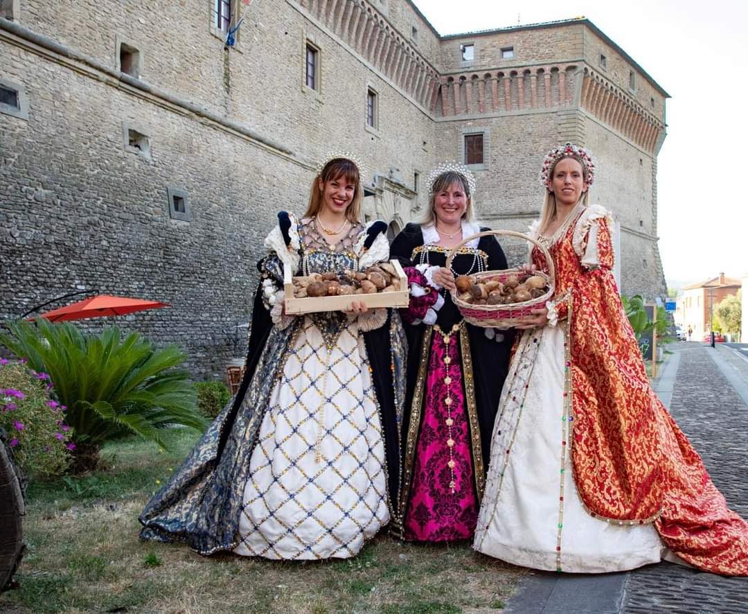 Dame rinascimentali con cesti di marroni